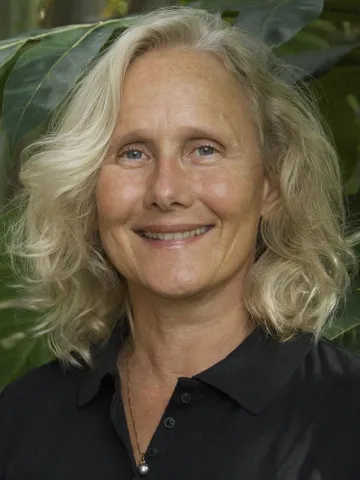 Diane Ragone Headshot